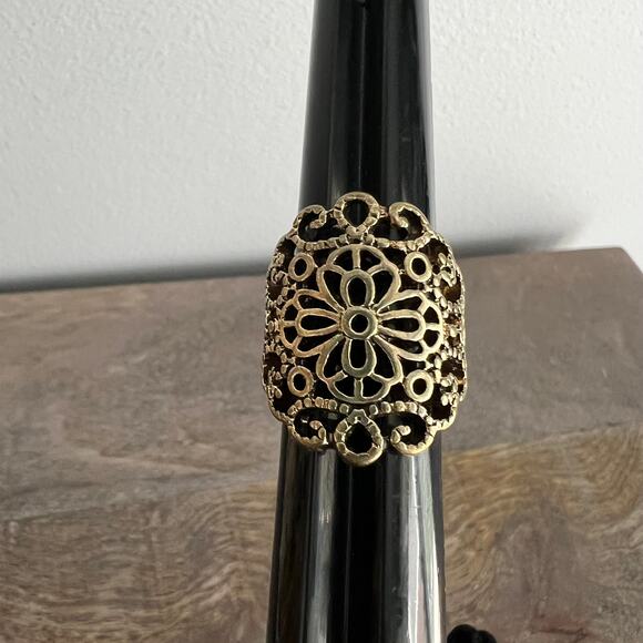 🍭6/$30 Intricate gold tone filigree Victorian style cocktail ring - size 7 - Picture 2 of 5